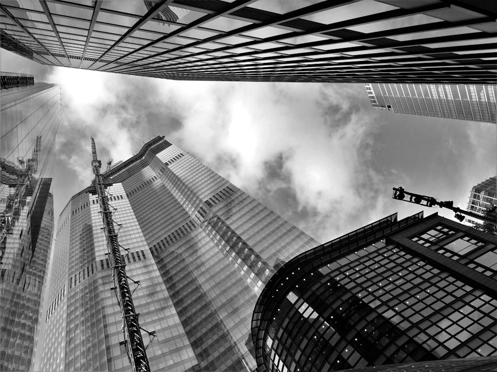 Juntos Seguros IC Dramatic black and white view of skyscrapers from a low angle, capturing urban architecture.