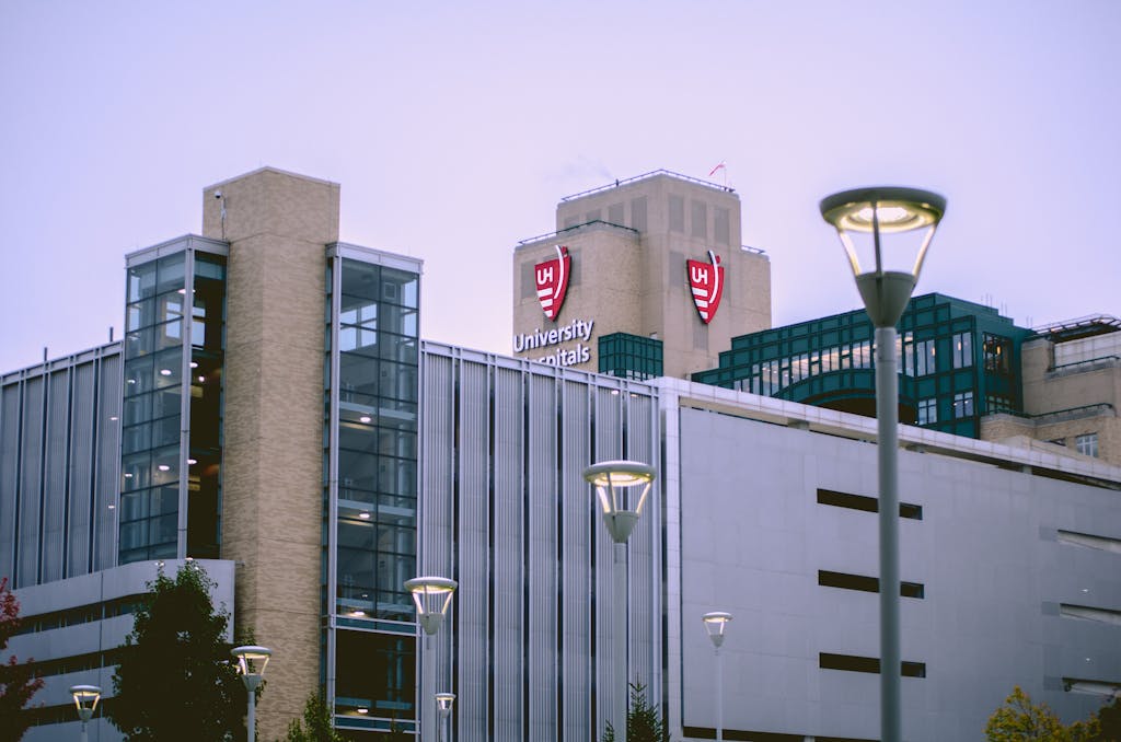 Juntos Seguros Newschannel.it View of University Hospitals building in Cleveland, OH against a clear sky.